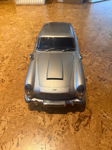 James bond aston martin db5 - james,